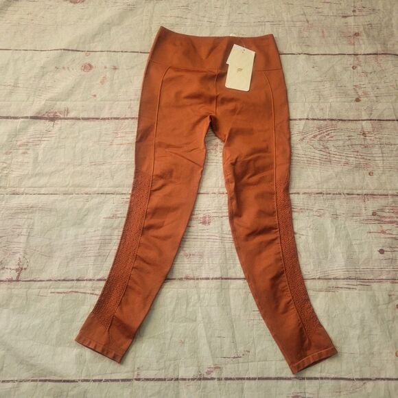 Fabletics Sync High-Waisted Perforated 7/8 Leggings Size Small NWT - Picture 5 of 7